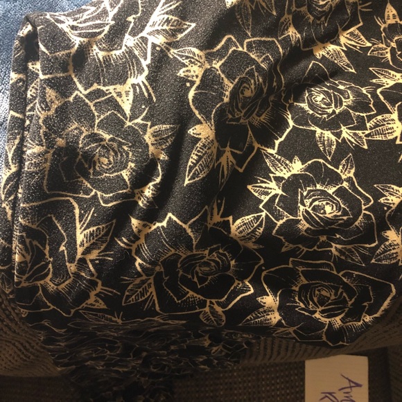 UNICORN TC CREAM AND BLACK ROSES - Picture 3 of 3